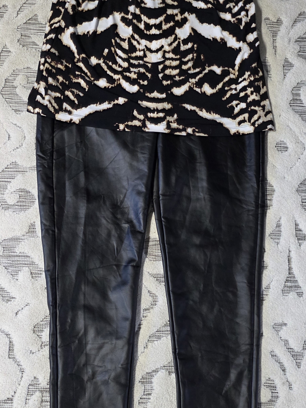 151 Black Faux Leather Leggings with Black & White Printed Top Calvin Klein